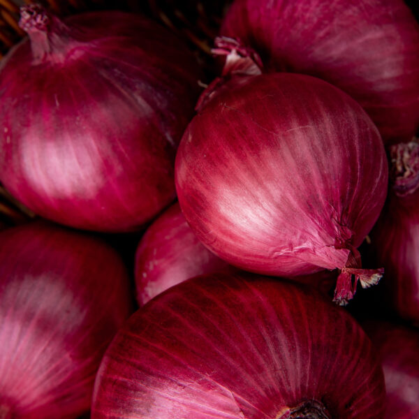 Close up view basket red onions 1 600x600